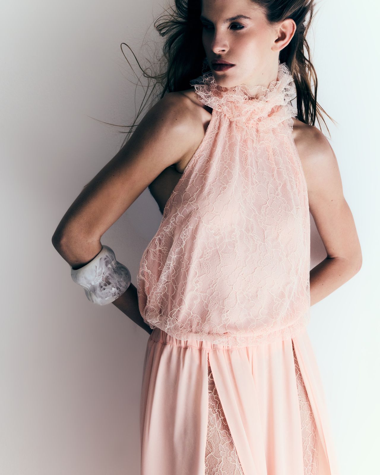 Modelo com vestido rosa de chiffon da coleção Verão 27