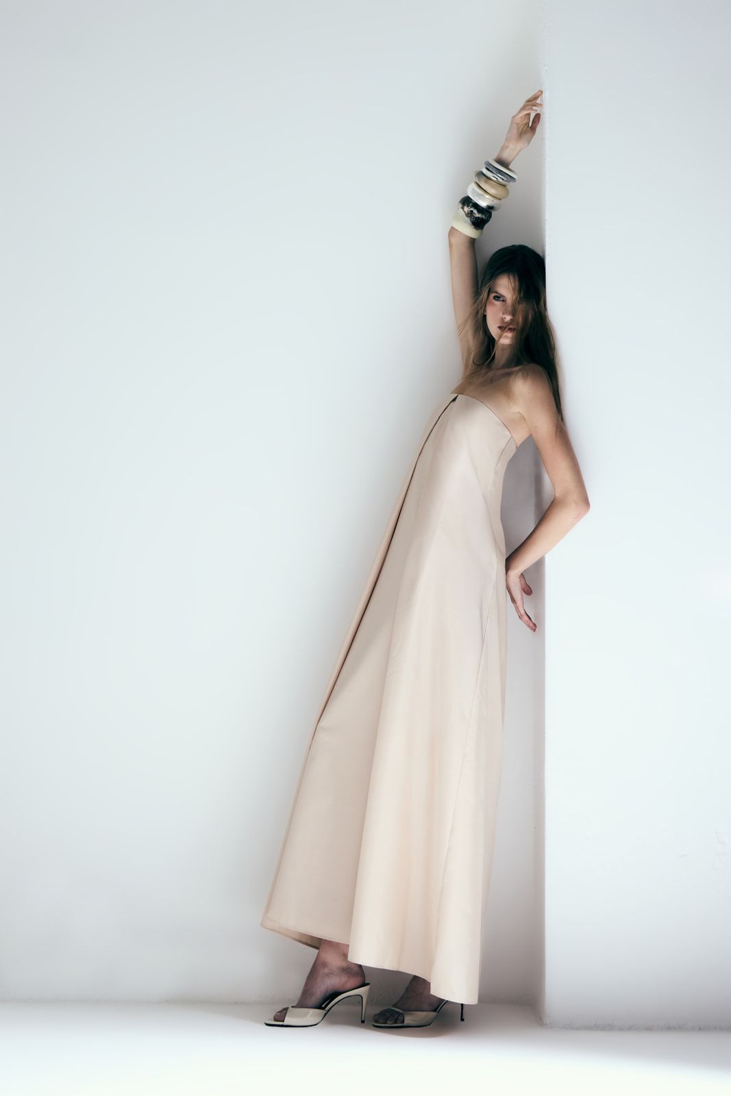 Modelo com vestido longo creme